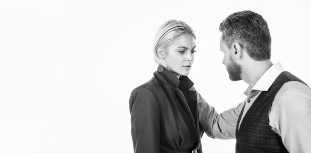 Photo l'homme utilise la violence physique envers une femme ayant des problèmes de relations familiales en raison de la défense contre l'agression