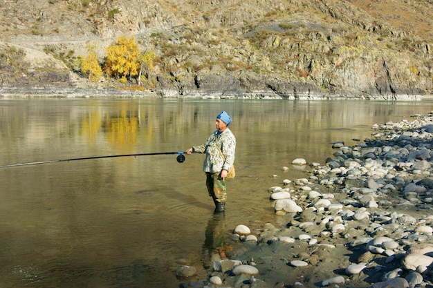 L'homme va à la pêche