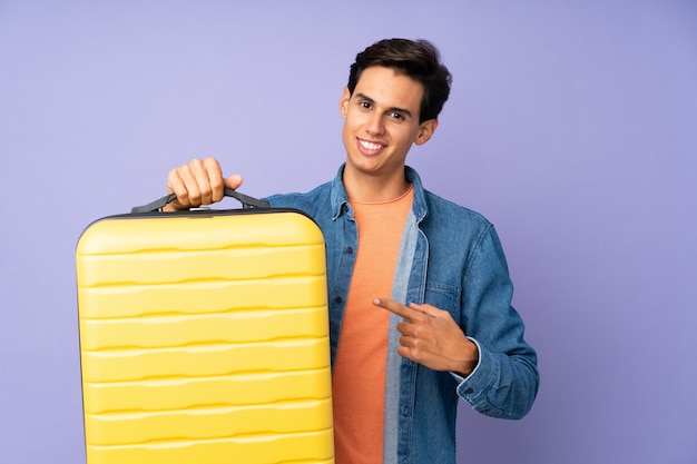 Homme en vacances avec valise de voyage