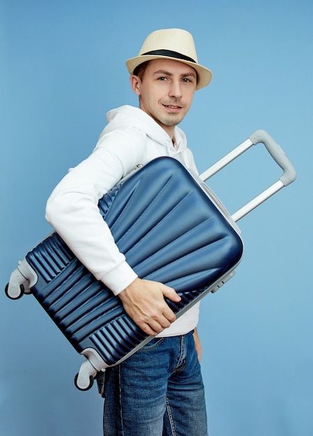 Homme avec une valise dans ses mains