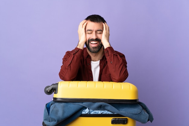 Photo homme avec une valise en studio