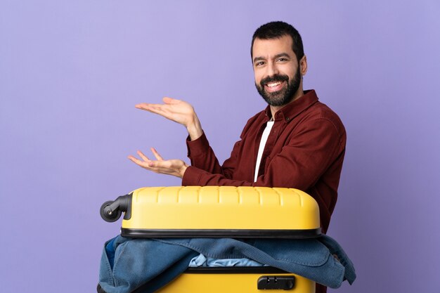 Homme avec une valise en studio