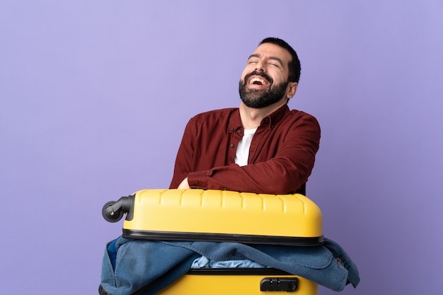 Homme avec une valise en studio