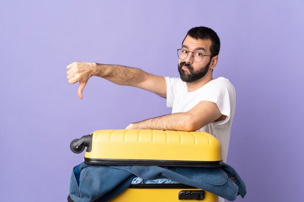 Homme avec une valise en studio