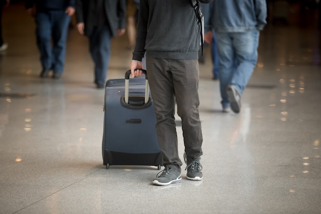 Photo l'homme avec une valise