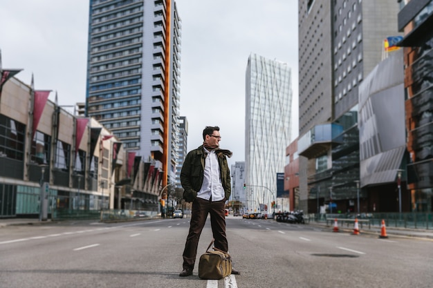 Homme avec valise