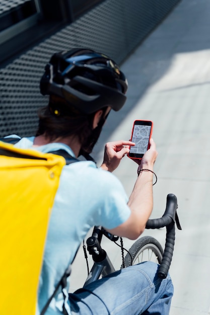 homme à vélo avec application de carte pour smartphone