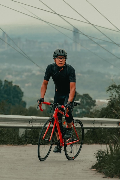 Un homme à vélo dans la rue