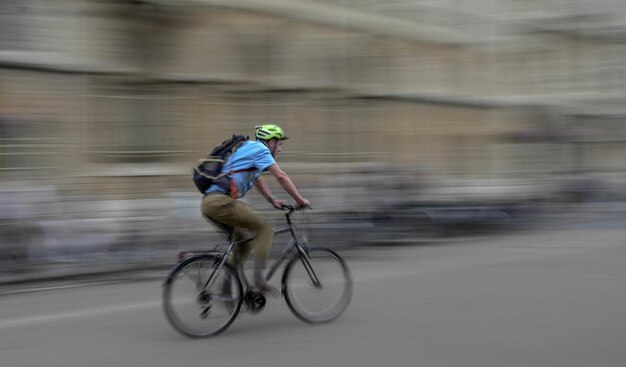 Un homme à vélo dans la rue