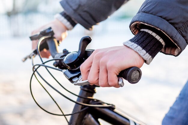 Homme sur un vélo en gros plan d'hiver