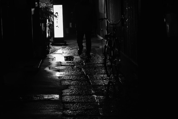 Photo un homme à vélo la nuit.