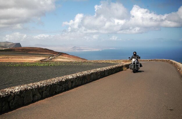 Photo un homme à vélo sur la route contre le ciel