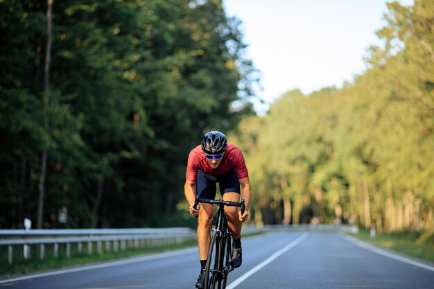 Photo un homme à vélo sur la route