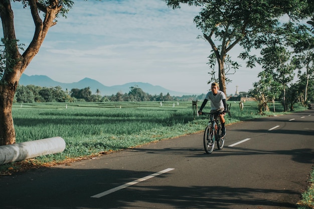 Un homme à vélo sur la route