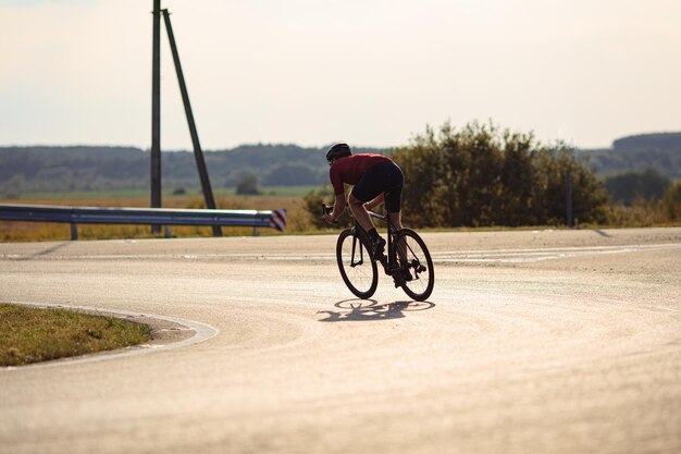 Photo un homme à vélo sur la route