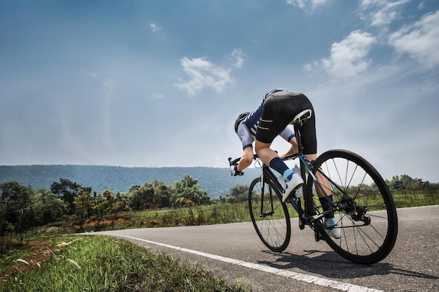 Un homme à vélo sur la route