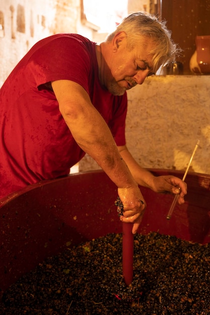 Homme vérifiant l'alcool des vendanges