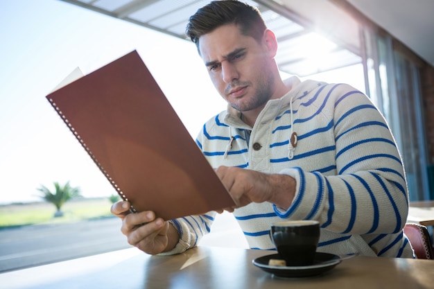 Homme vérifiant le menu