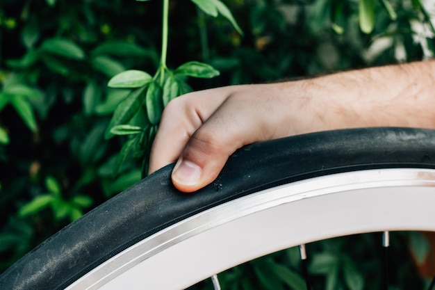 L'homme vérifie la pression de sa roue de vélo