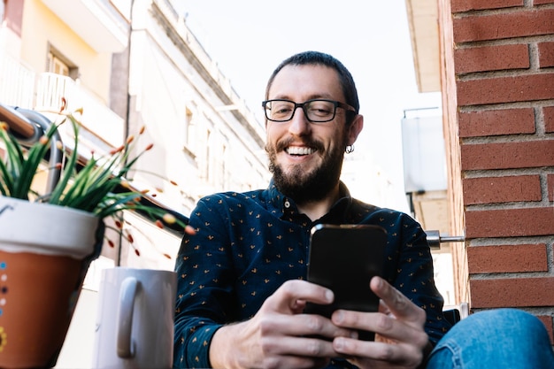 L'homme vérifie le smartphone