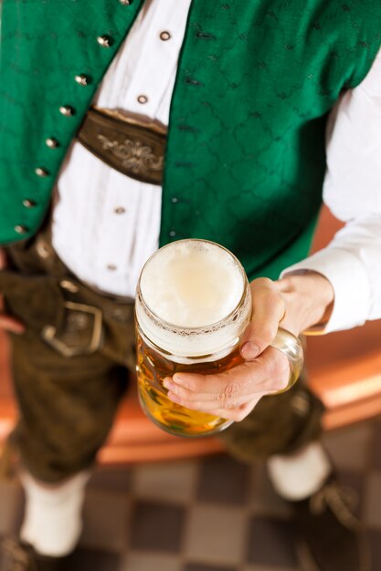 Homme, à, verre bière, dans, brasserie