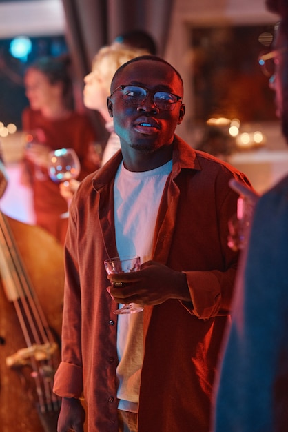 Homme avec un verre lors d'une fête