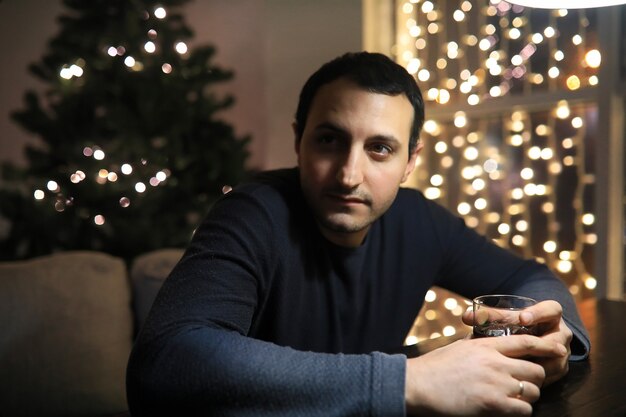 homme avec un verre de whisky dans le pub la nuit