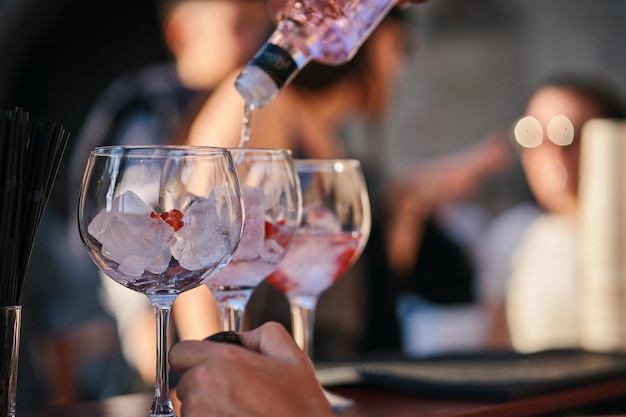 Un homme versant une boisson dans un verre