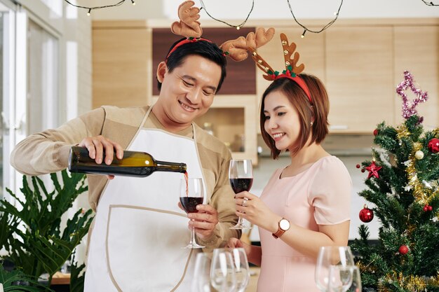 L'homme versant du vin la veille de Noël