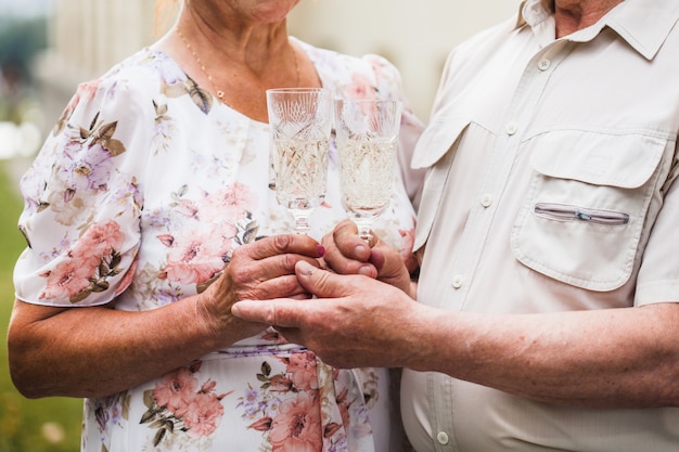 Un homme verse du champagne ou du vin blanc dans un verre de sa femme bien-aimée, des boissons alcoolisées, une fête d'anniversaire, un anniversaire