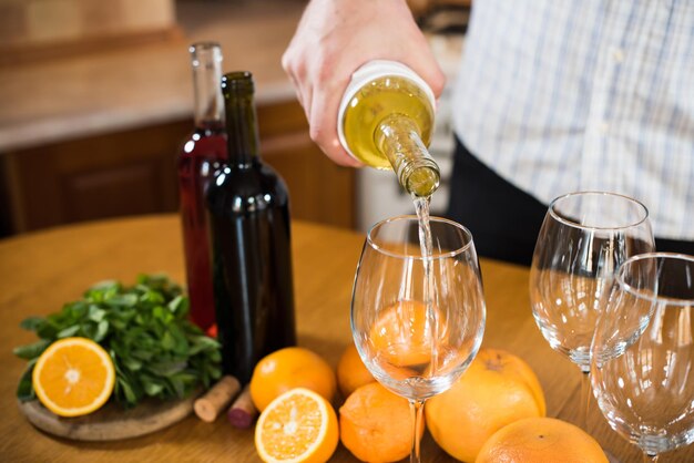 Photo l'homme verse du vin blanc