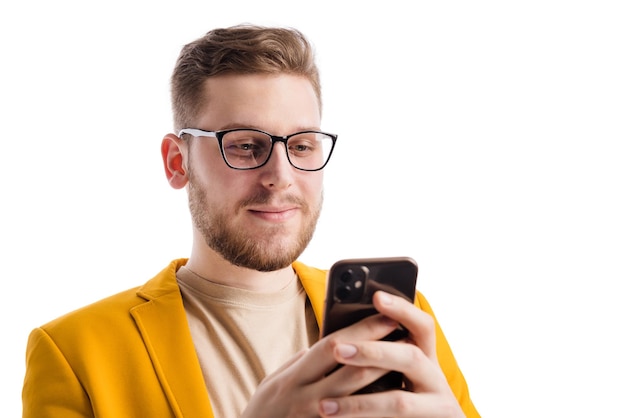 Homme en veste à l'aide de smartphone