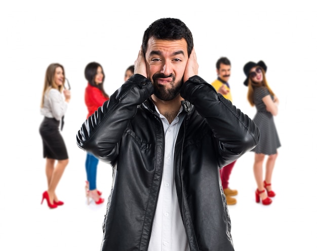 Homme avec une veste en cuir couvrant ses oreilles