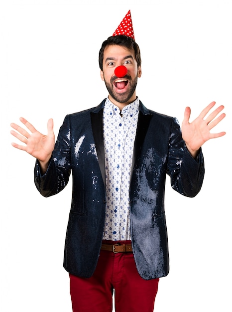 Homme avec veste avec nez de clown