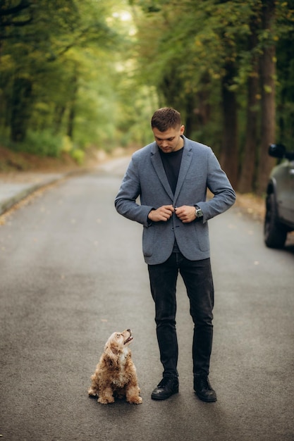 un homme en veste promène un chien