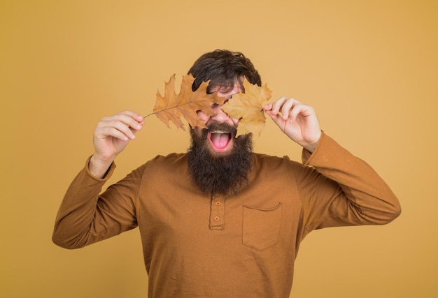 Homme avec des vêtements d'automne à la feuille d'or temps d'automne de la mode saisonnière des hommes de la mode homme souriant couvert