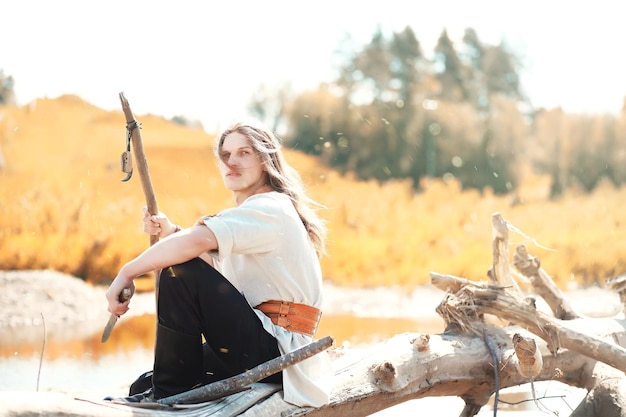 Un homme en vêtements ethniques est un paysan scandinave