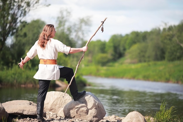 Un homme en vêtements ethniques est un paysan scandinave