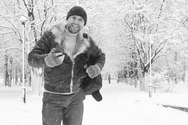 Un homme en vêtements d'hiver dans la rue