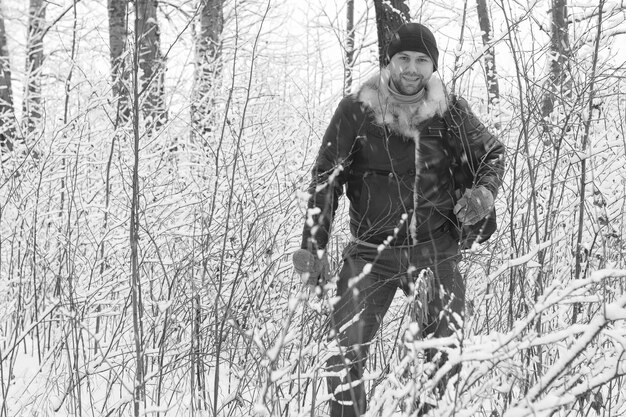 Un homme en vêtements d'hiver dans la rue