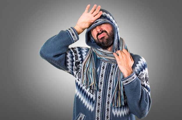 Photo homme avec des vêtements d'hiver avec de la fièvre sur fond gris