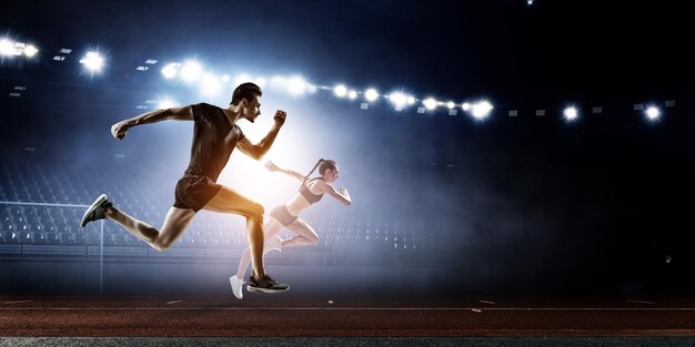 Homme en vêtements de sport en cours d'exécution pour l'exercice, la forme physique et un mode de vie sain. Technique mixte