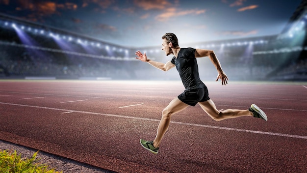 Homme en vêtements de sport en cours d'exécution pour l'exercice, la forme physique et un mode de vie sain. Technique mixte