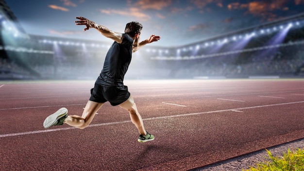 Homme en vêtements de sport en cours d'exécution pour l'exercice, la forme physique et un mode de vie sain. Technique mixte