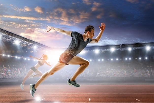 Homme en vêtements de sport en cours d'exécution pour l'exercice, la forme physique et un mode de vie sain. Technique mixte