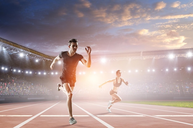 Homme en vêtements de sport en cours d'exécution pour l'exercice, la forme physique et un mode de vie sain. Technique mixte