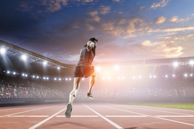 Homme en vêtements de sport en cours d'exécution pour l'exercice, la forme physique et un mode de vie sain. Technique mixte