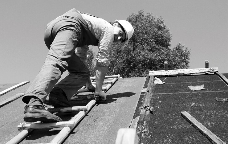 Photo l'homme en vêtements de travail au chantier de construction