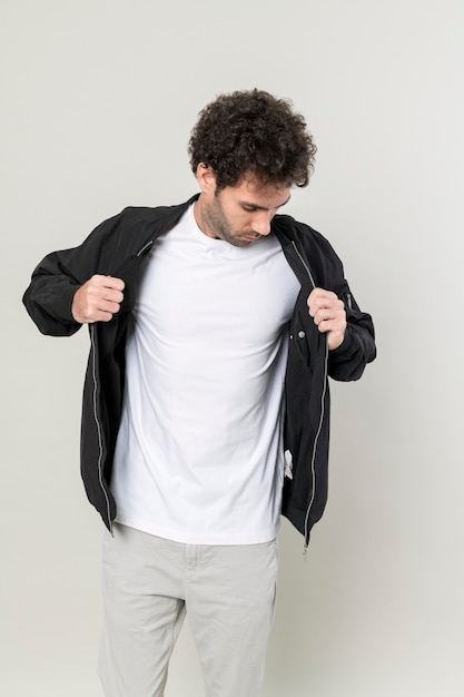 Homme vêtu d'une veste en cuir noir