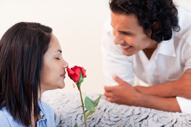 L&#39;homme vient de donner une rose à sa petite amie